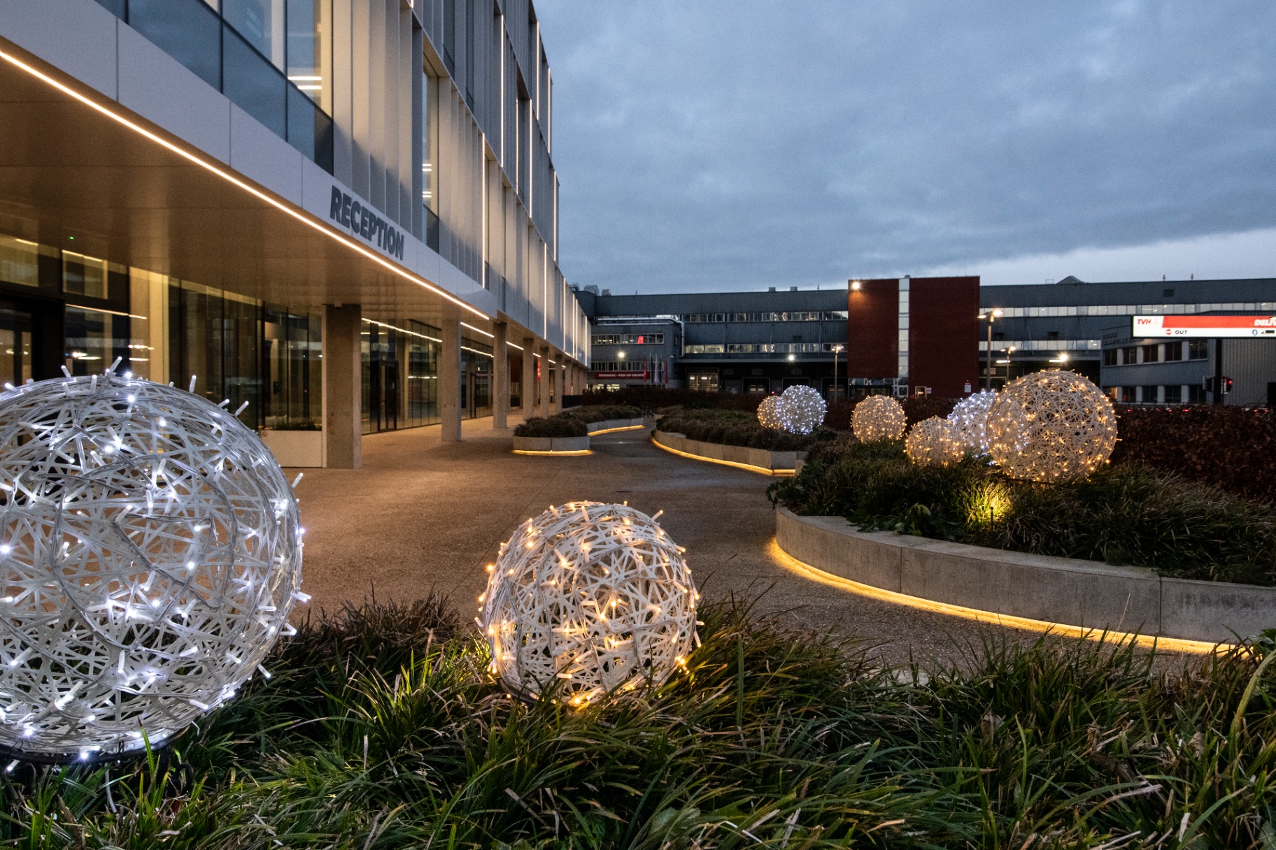Kerstballen langs de receptie-entree van een kantoorgebouw