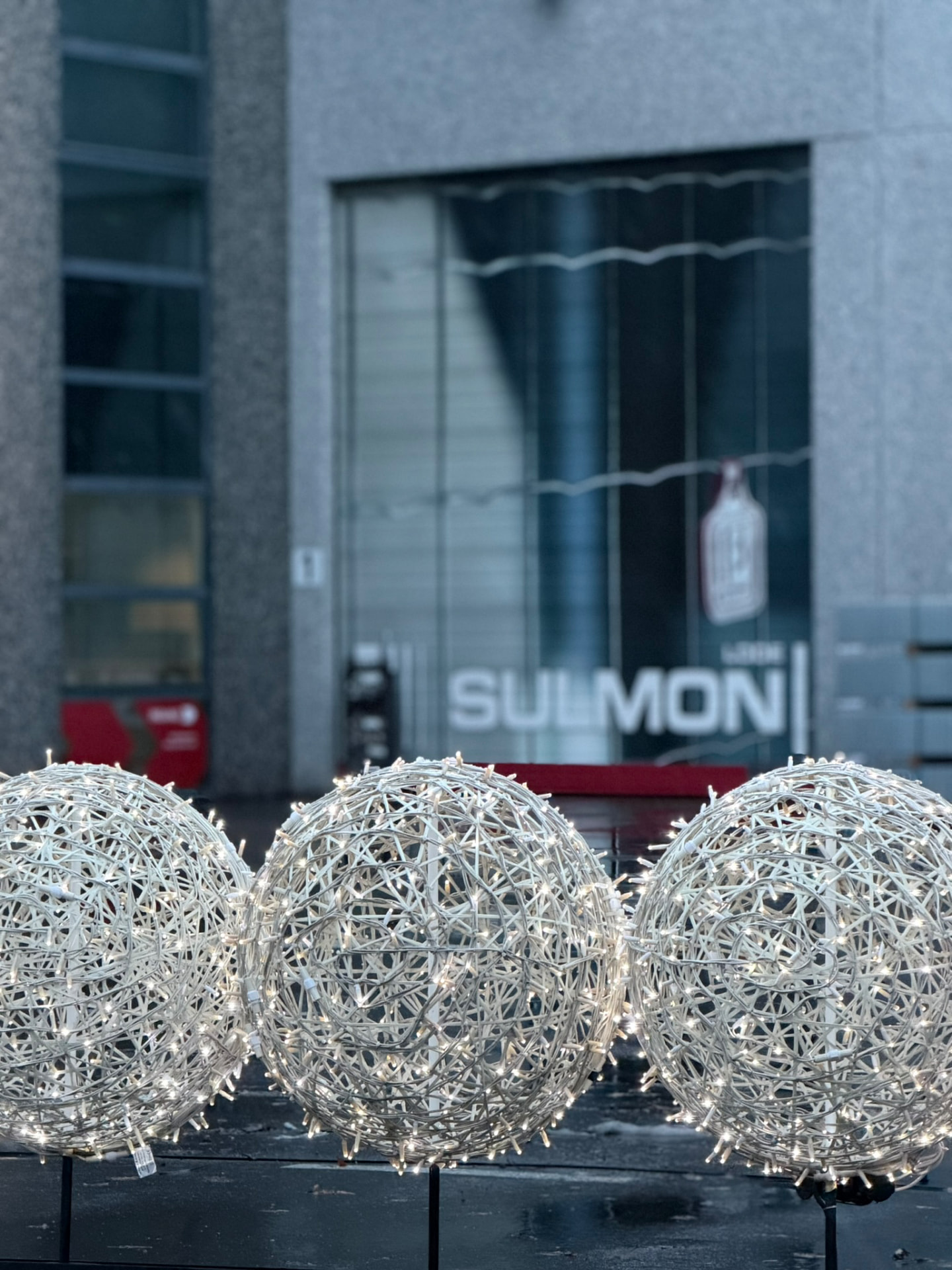 Drie witte kerstballen voor een handelszaak