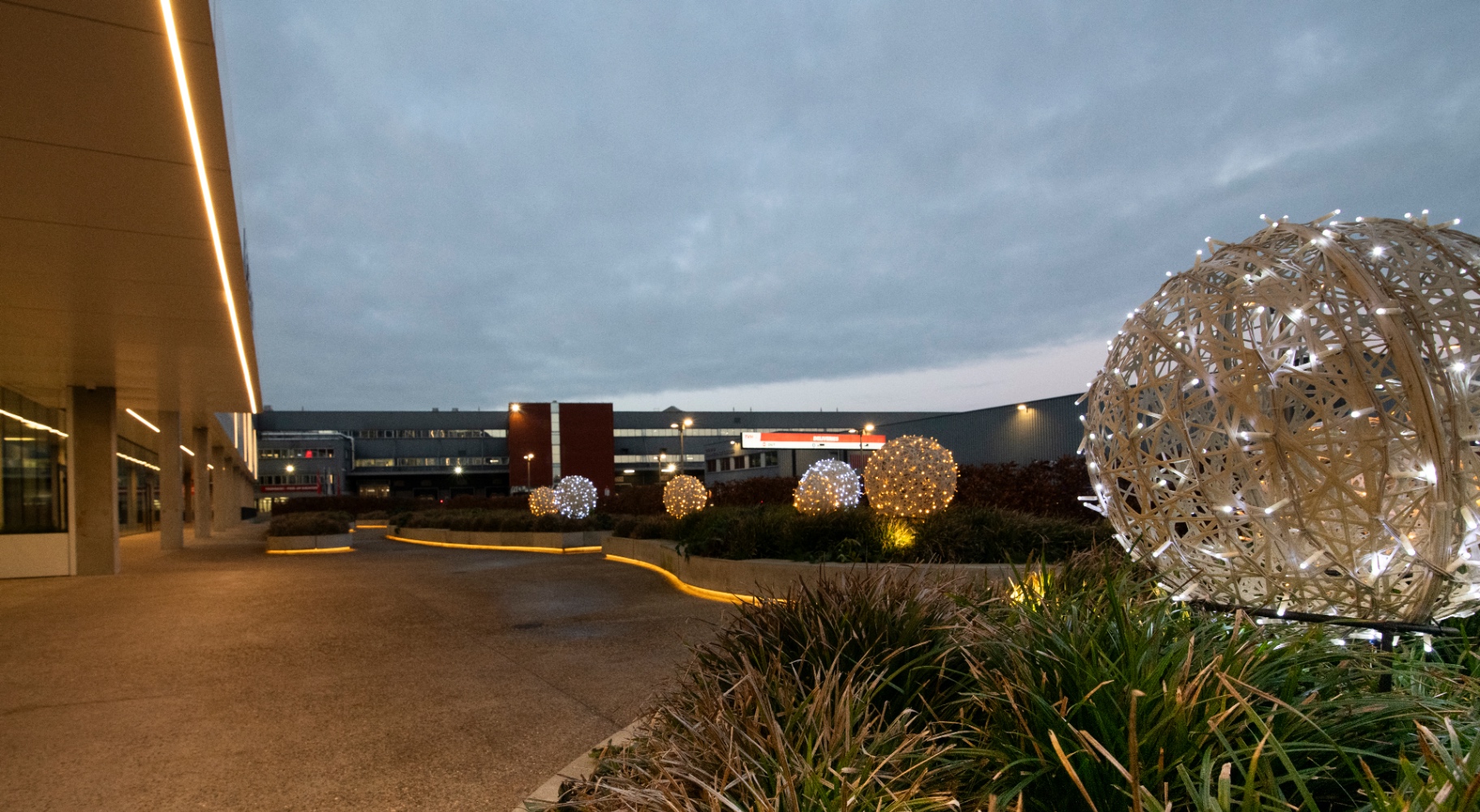 Een rij kerstballen langs een bedrijfswandelpad