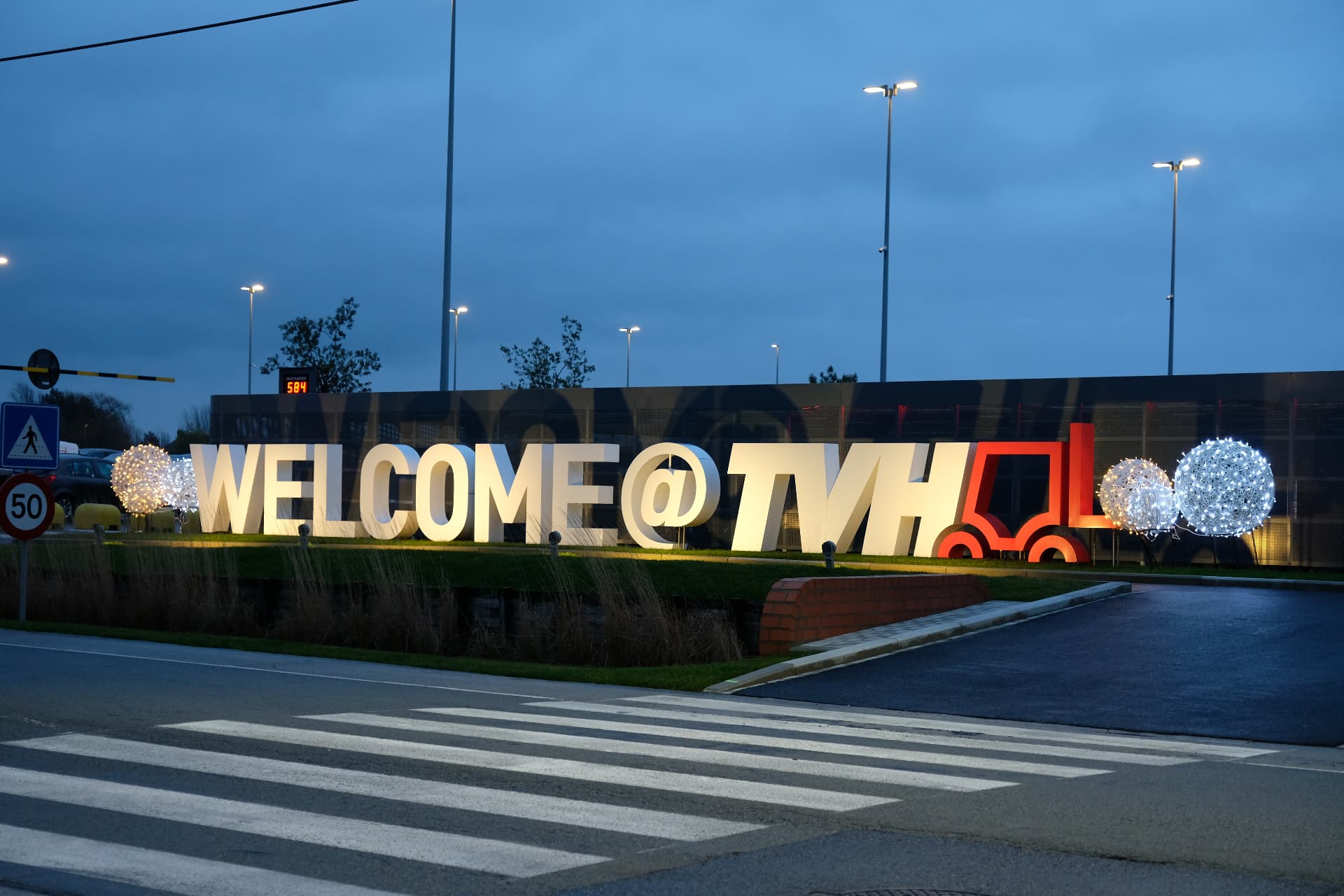 Kerstballen rond het Welcome at TVH-bord