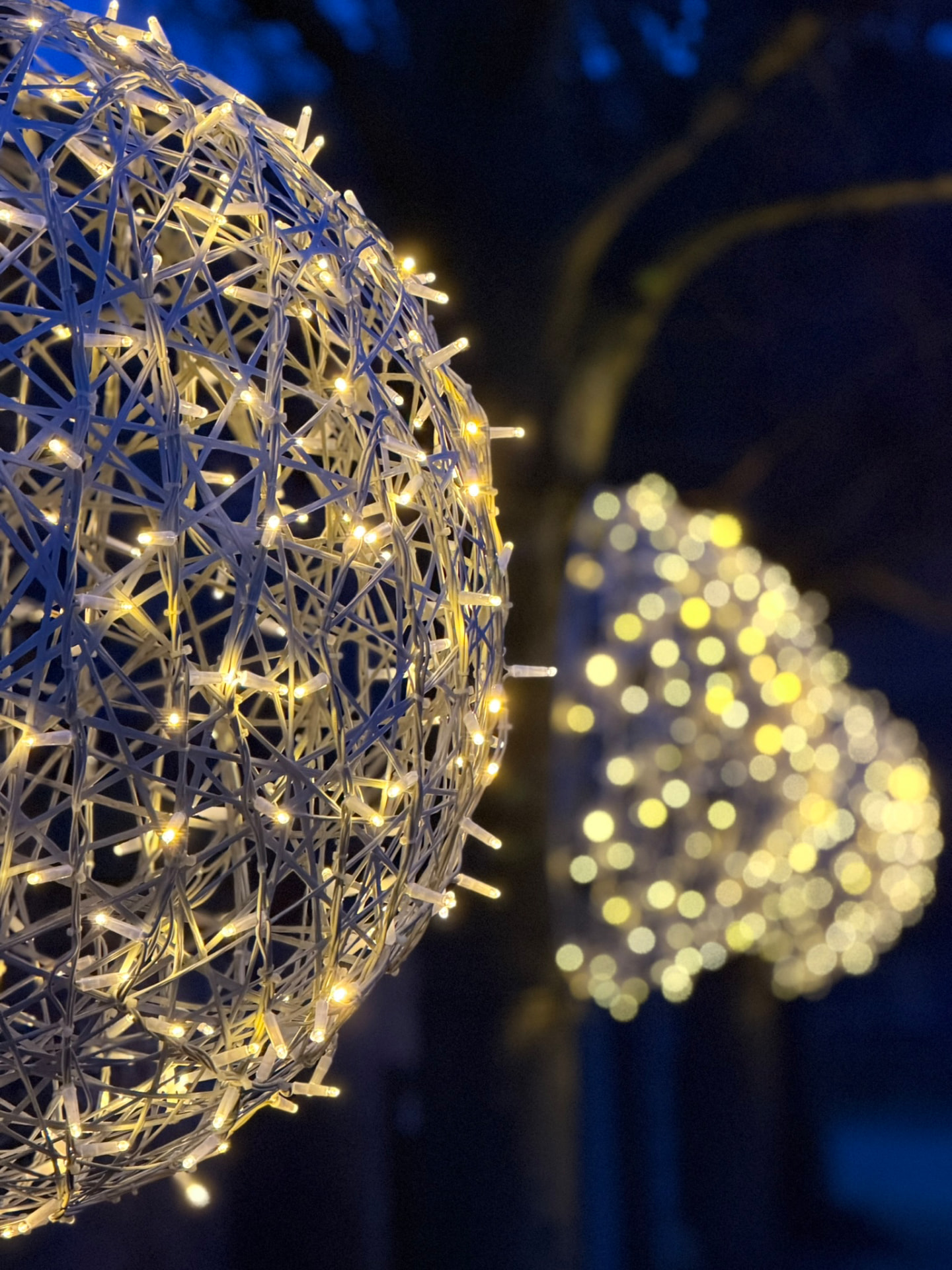 Close-up van warm verlichte kerstballen
