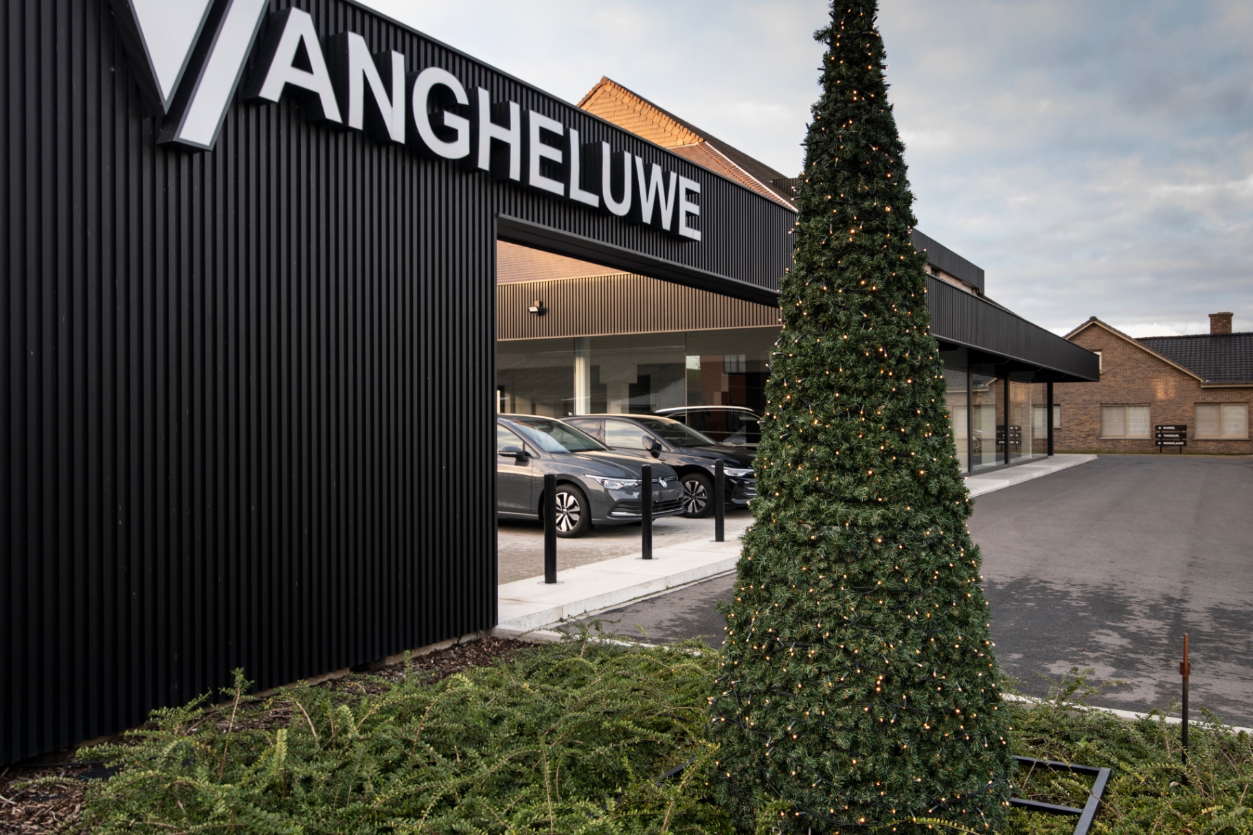 Hoge verlichte kerstkegel voor een Vangheluwe autodealer